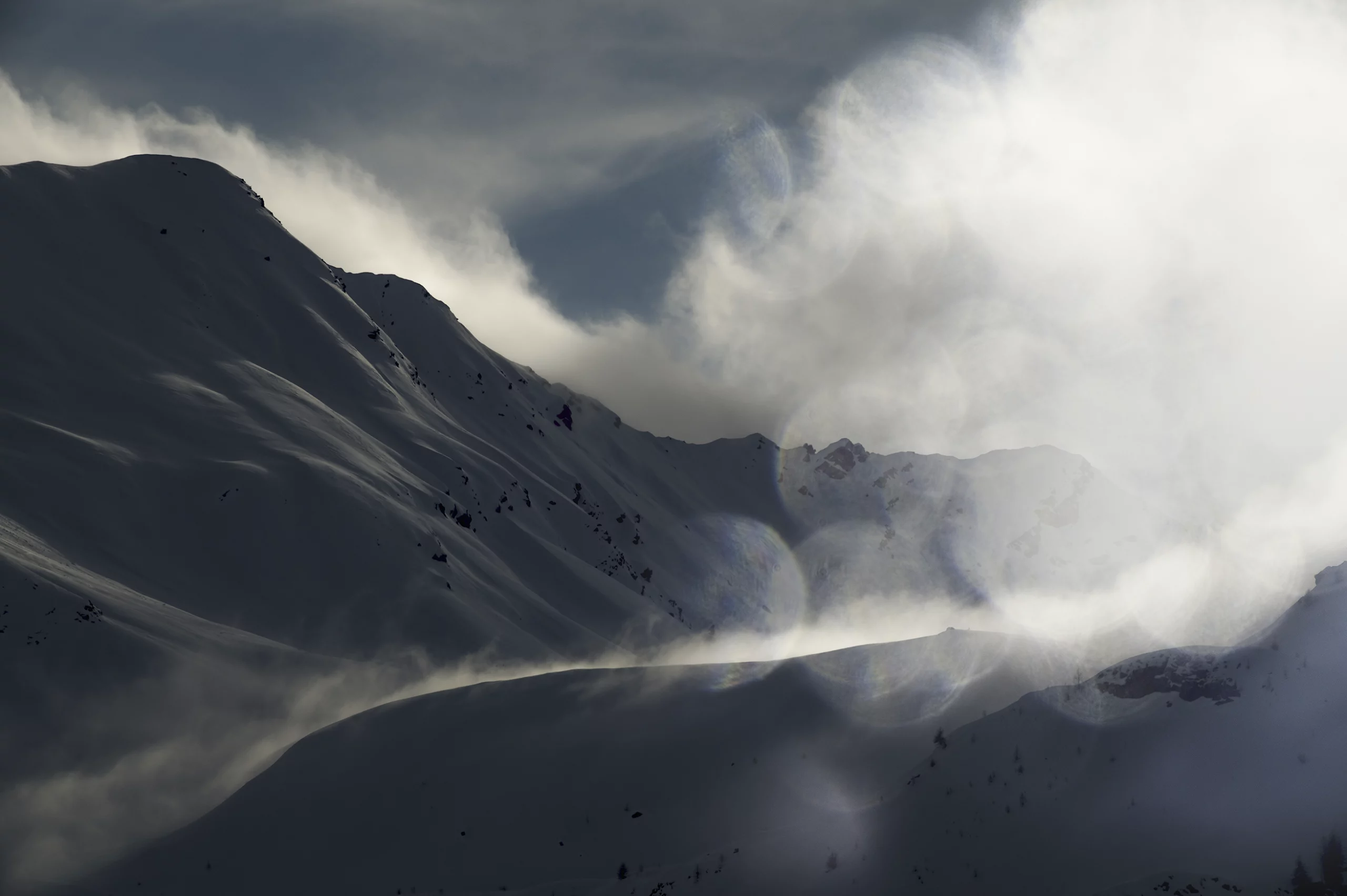 Paysage de montagne en hiver, lumière alpine
