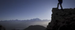 Silhouette d’un photographe sur une crête à contre-jour avec la chaîne du Mont-Blanc en arrière-plan.